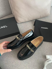 MOCCASINS IN BLACK CALFSKIN GOLD METAL LOGO