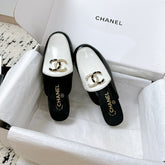 CC FLAT MULE IN WHITE AND BLACK CALFSKIN HARDWARE WITH ROCK MIX CHAIN