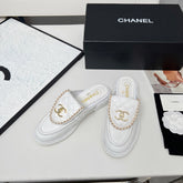 CHANEL 25S MULES WITH CHAIN DETAIL IN WHITE CALFSKIN GOLD HARDWARE
