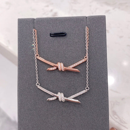 KNOT NECKLACE DIAMONDS