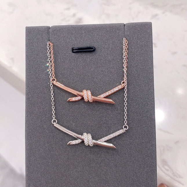 KNOT NECKLACE DIAMONDS