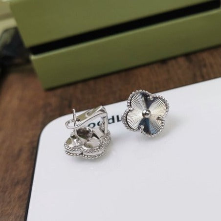 CLOVER MEDIUM STUD EARRINGS