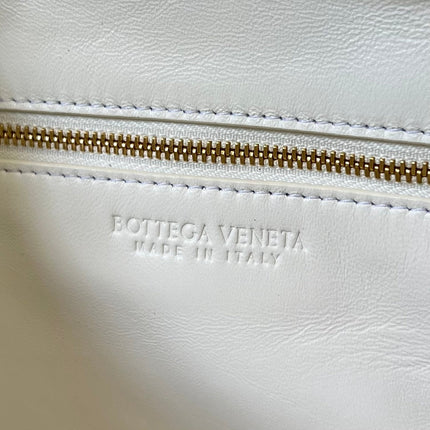 BV GETAWAY SMALL 23CM WHITE LAMBSKIN