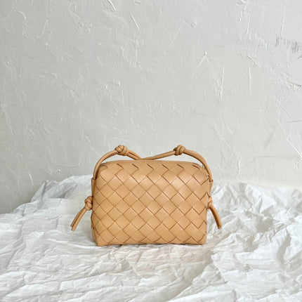 BV LOOP MINI 17CM BEIGE CALFSKIN