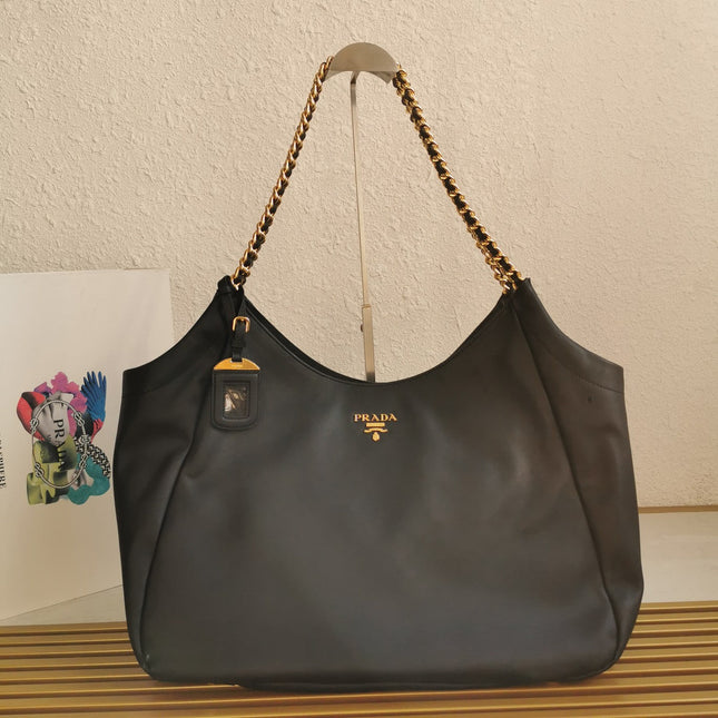 CHAIN TOTE 39 SOFT BLACK CALFSKIN