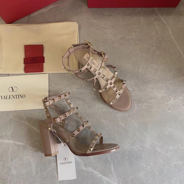 ROCKSTUD CALFSKIN ANKLE STRAP SANDAL 90 BEIGE