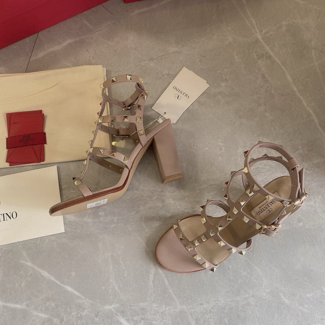 ROCKSTUD CALFSKIN ANKLE STRAP SANDAL 90 BEIGE