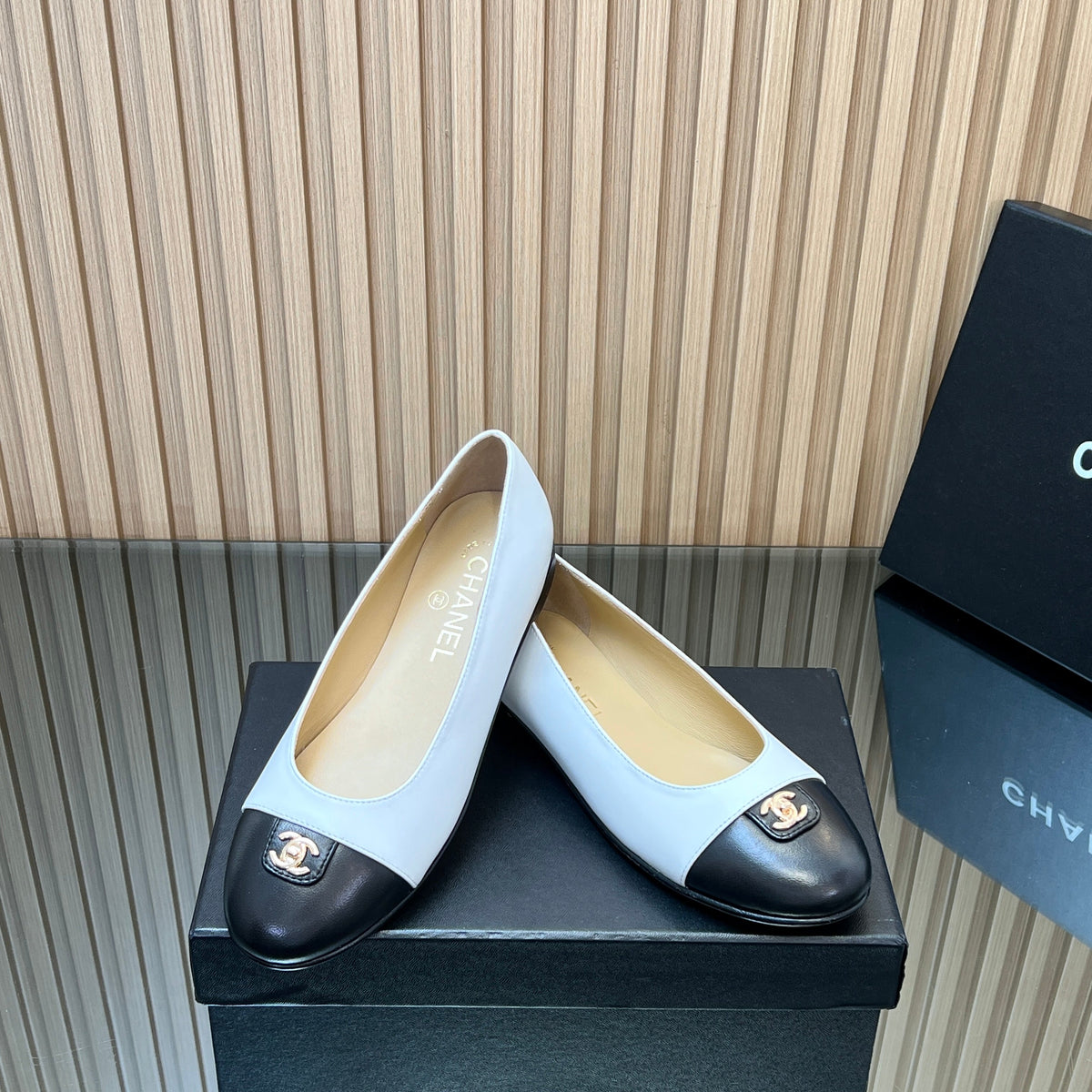 CHANEL 25S BALLET FLATS IN WHITE AND BLACK LAMBSKIN GOLD HARDWARE