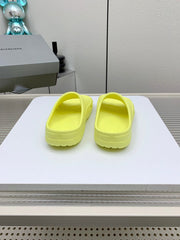 POOL CROCS IN MANZ YELLOW RUBBER