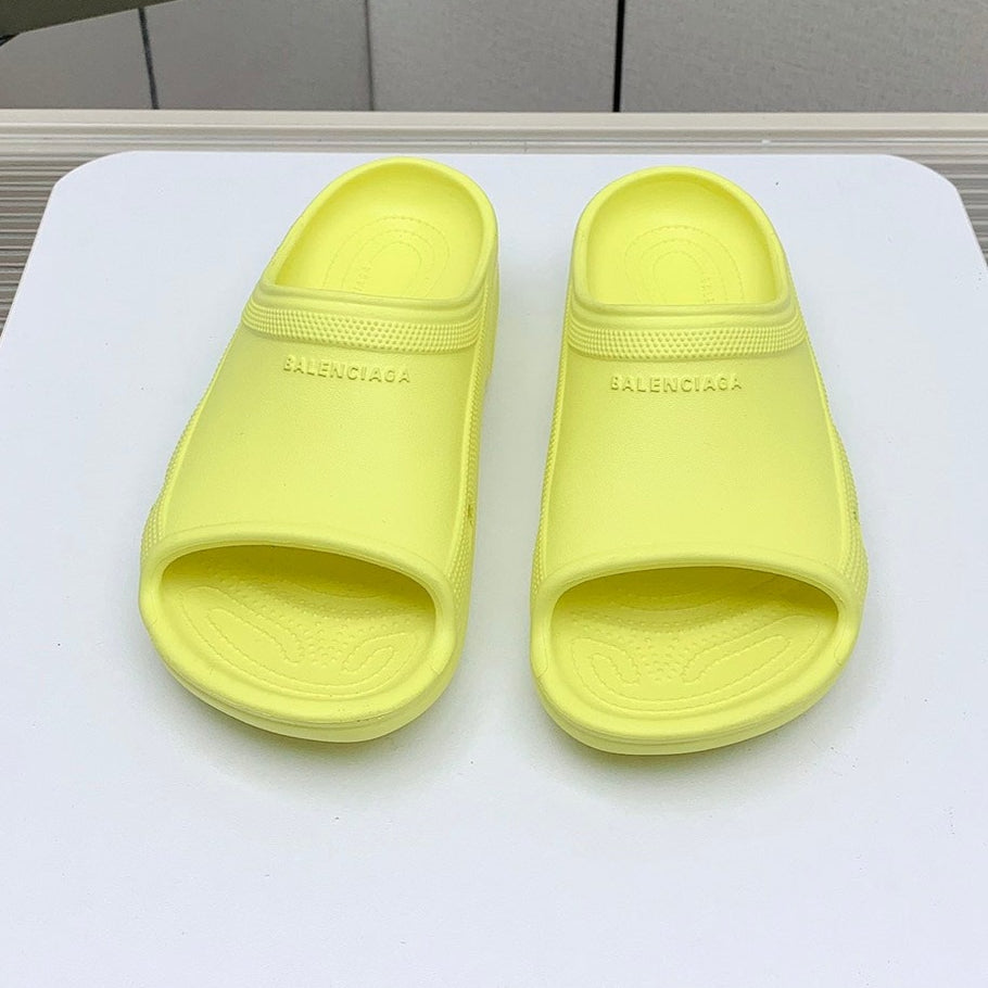 POOL CROCS IN MANZ YELLOW RUBBER