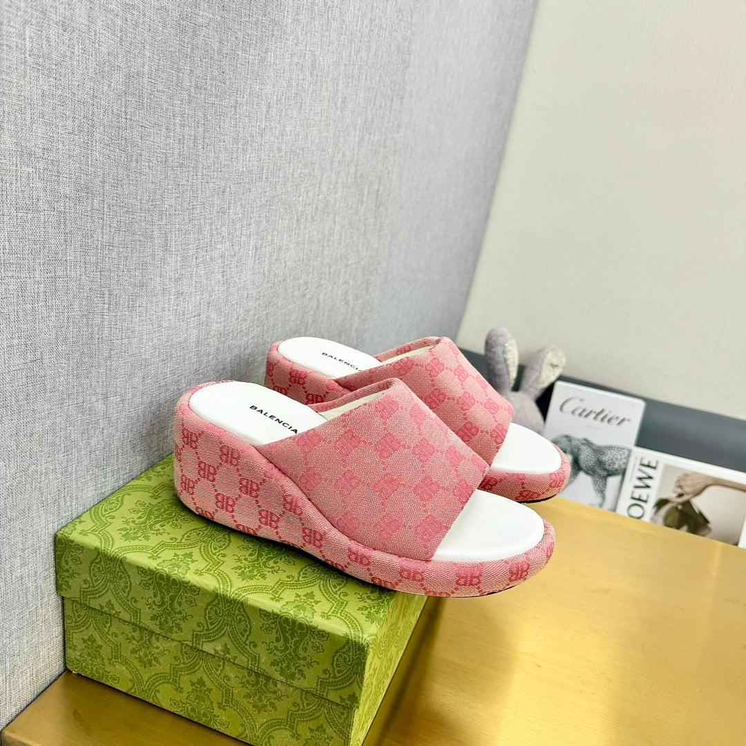 WEDGE SANDALS IN PINK MONOGRAM JACQUARD FABRIC