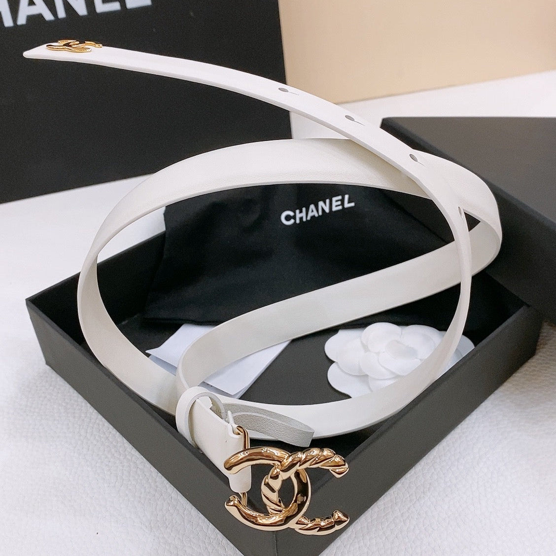 DOUBLE C BELT 20MM IN WHITE CALFSKIN WITH GOLD CHAIN INTERWOVEN BUCKLE