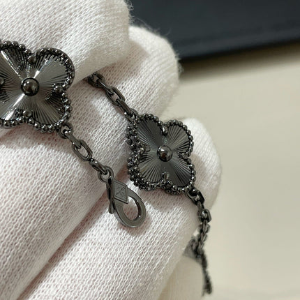 CLOVER 5 MOTIF BLACK BRACELET